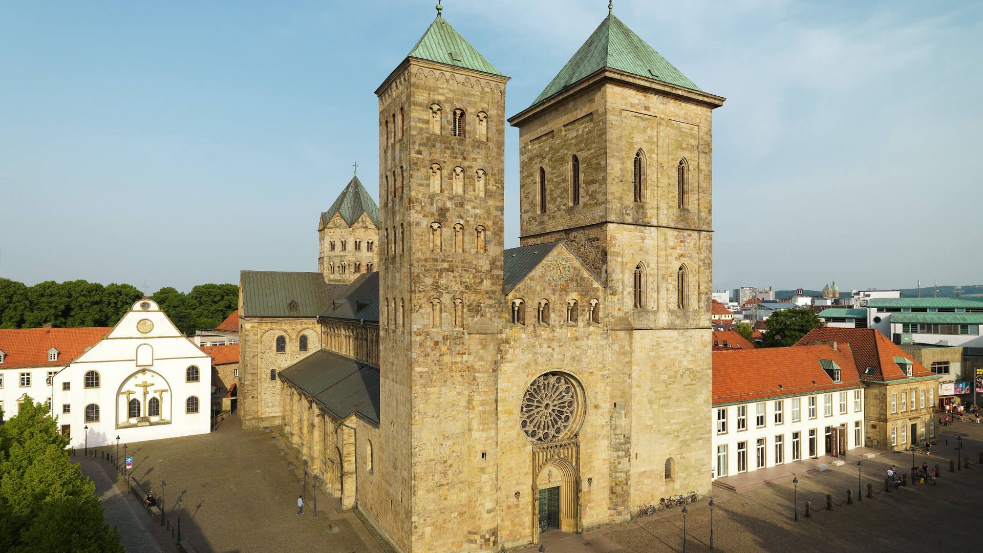 Dom St. Petrus in Osnabrück, bekannt für seine romanische Architektur mit zwei markanten Türmen.