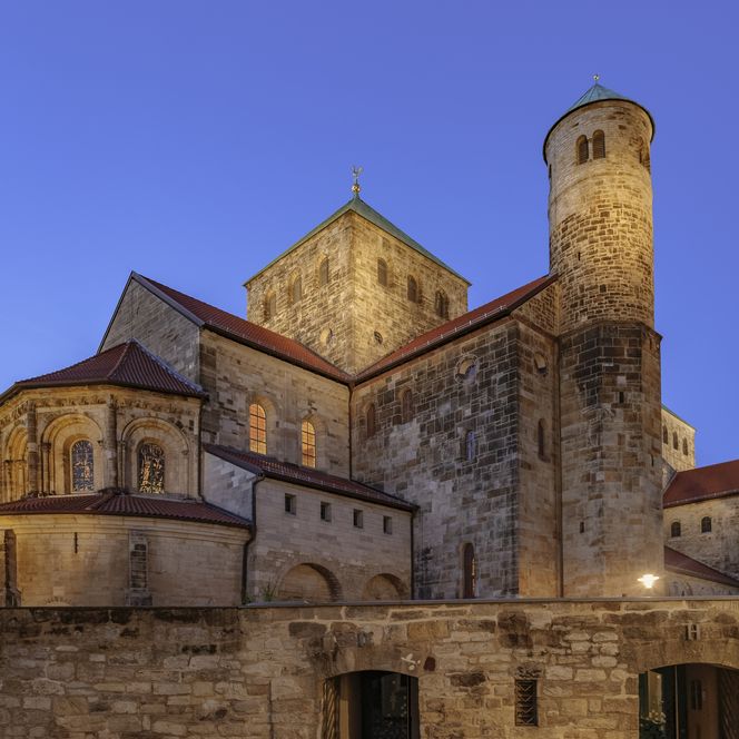 Ottonische Kirche St. Michaelis in Hildesheim in der Abenddämmerung