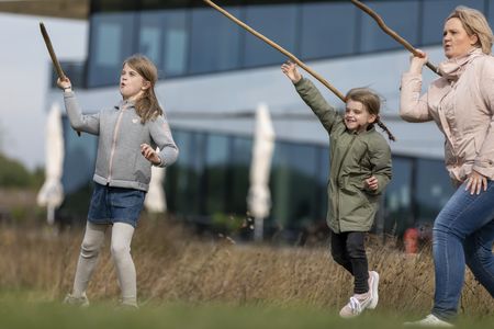 Familie oefent speerwerpen