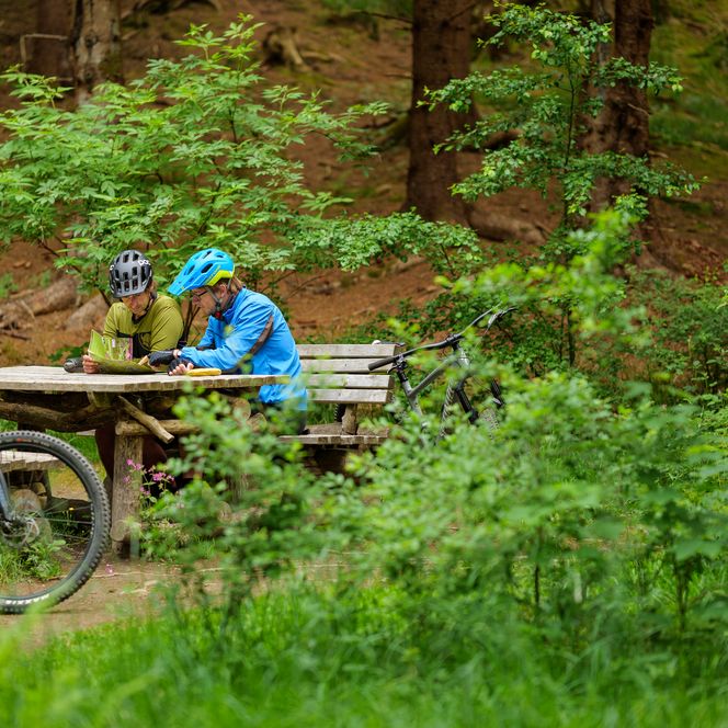 Mountainbiker machen Pause