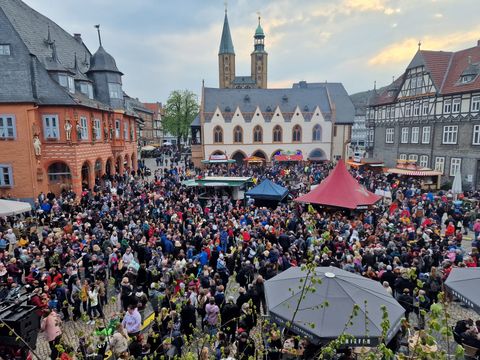 Menschen feiern Walpurgis auf dem Marktplatz Goslar