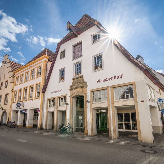 Hausbrauerei Rampendahl in historischem Fachwerkgebäude bei sonnigem, blauen Himmel in Osnabrück.
