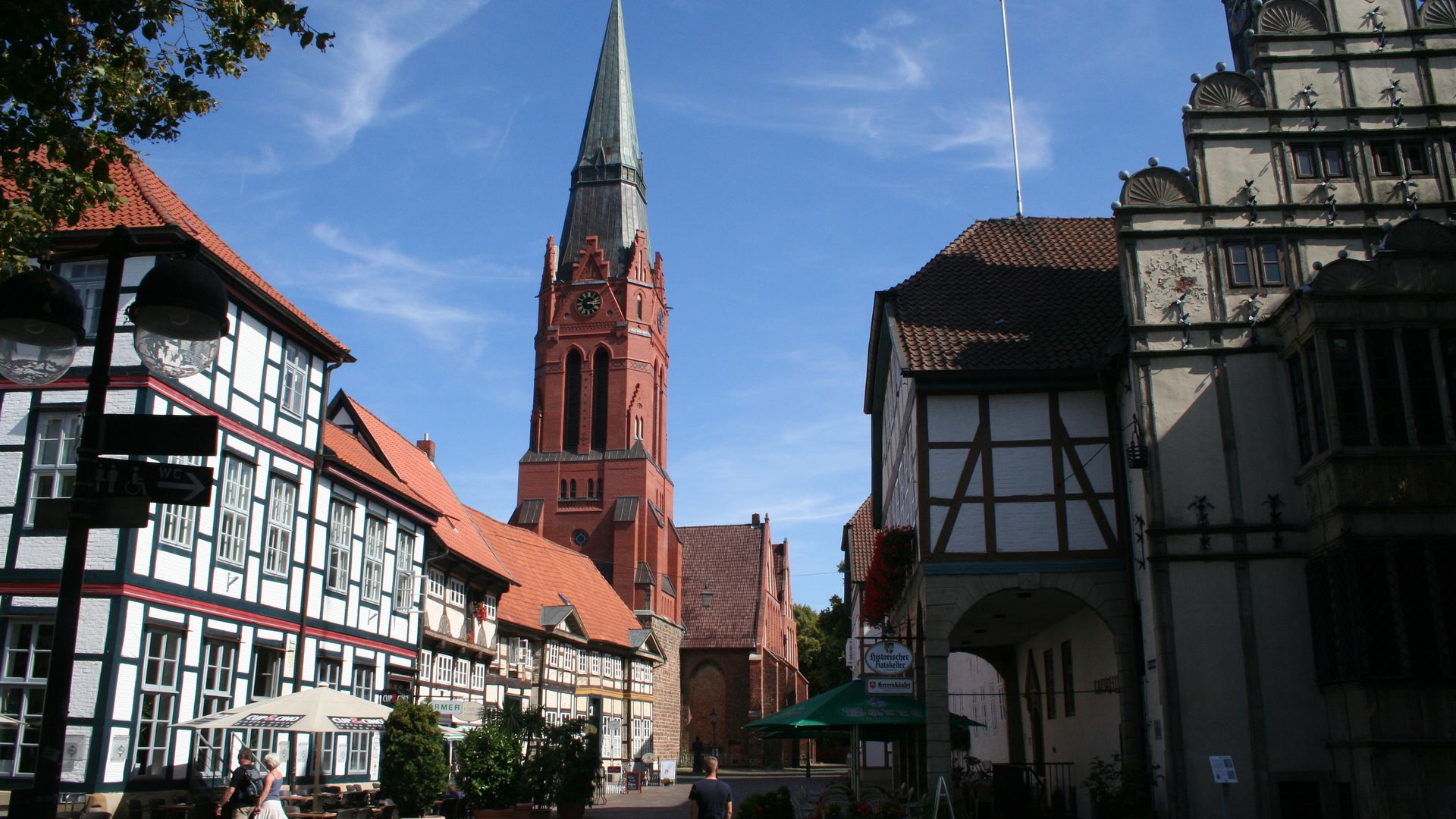 Pfarrkirche St. Martin Nienburg erhebt sich majestätisch mit ihrem markanten roten Turm im Stadtzentrum.