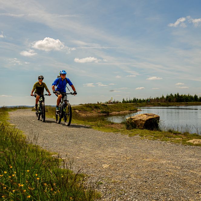 Mountainbiker am See