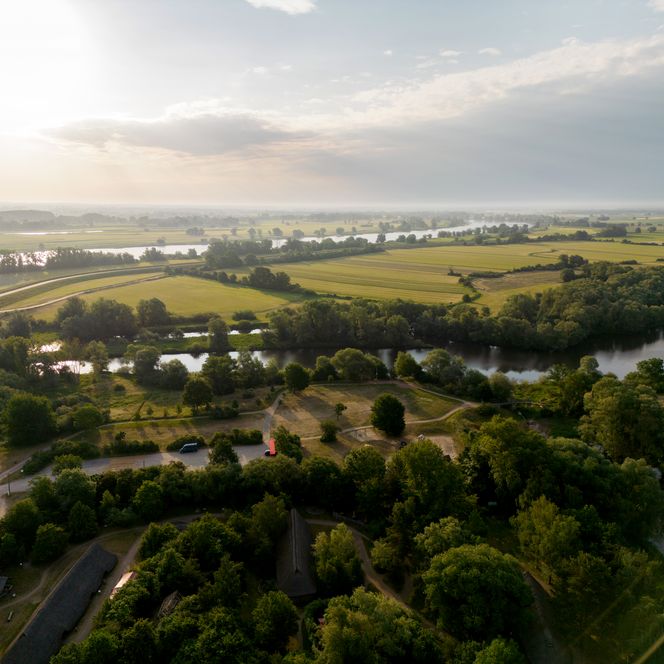 Drohnenaufnahme der Landschaft an der Elbe