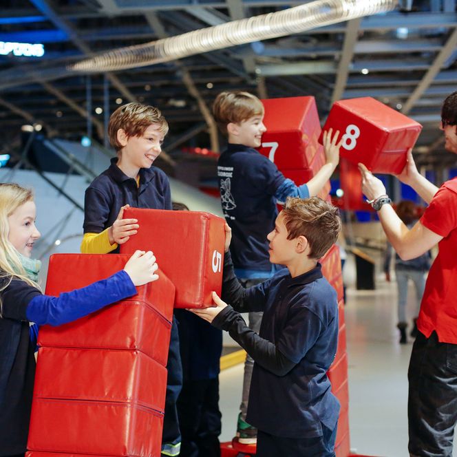 Experiment Jugendgruppe Brückenbogen