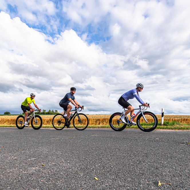 Radtour unter imposantem Wolkenhimmel