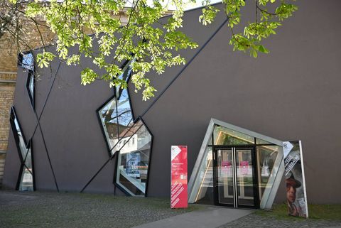 Eigangsbereich von außen zum Felix Nussbaum Haus 