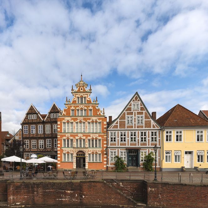 Häuserfront am alten Hansehafen in Stade mit dem Bürgermeister-Hintze-Haus