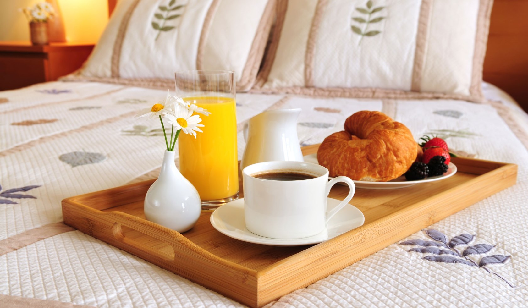 ontbijt in het hotel, © Fotolia - Elenathewise