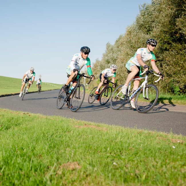 Racefietsers op de weg in Cuxland, © Cuxland-Tourismus