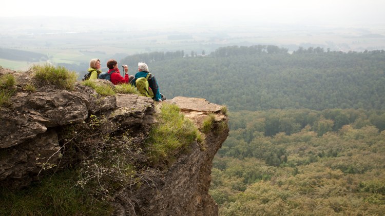 wandelaar op de Hohensteen, © Weserbergland Tourismus e.V / M. Gloger