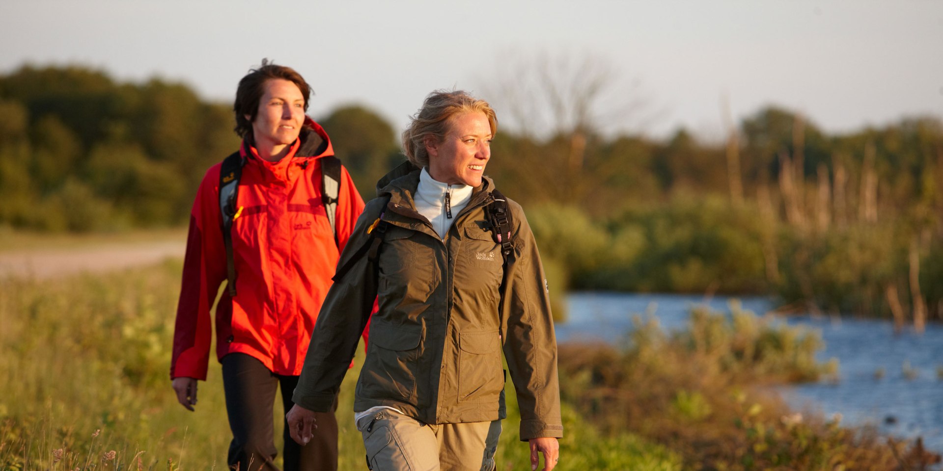 Twee wandelaars in de avond, © Emsland Touristik