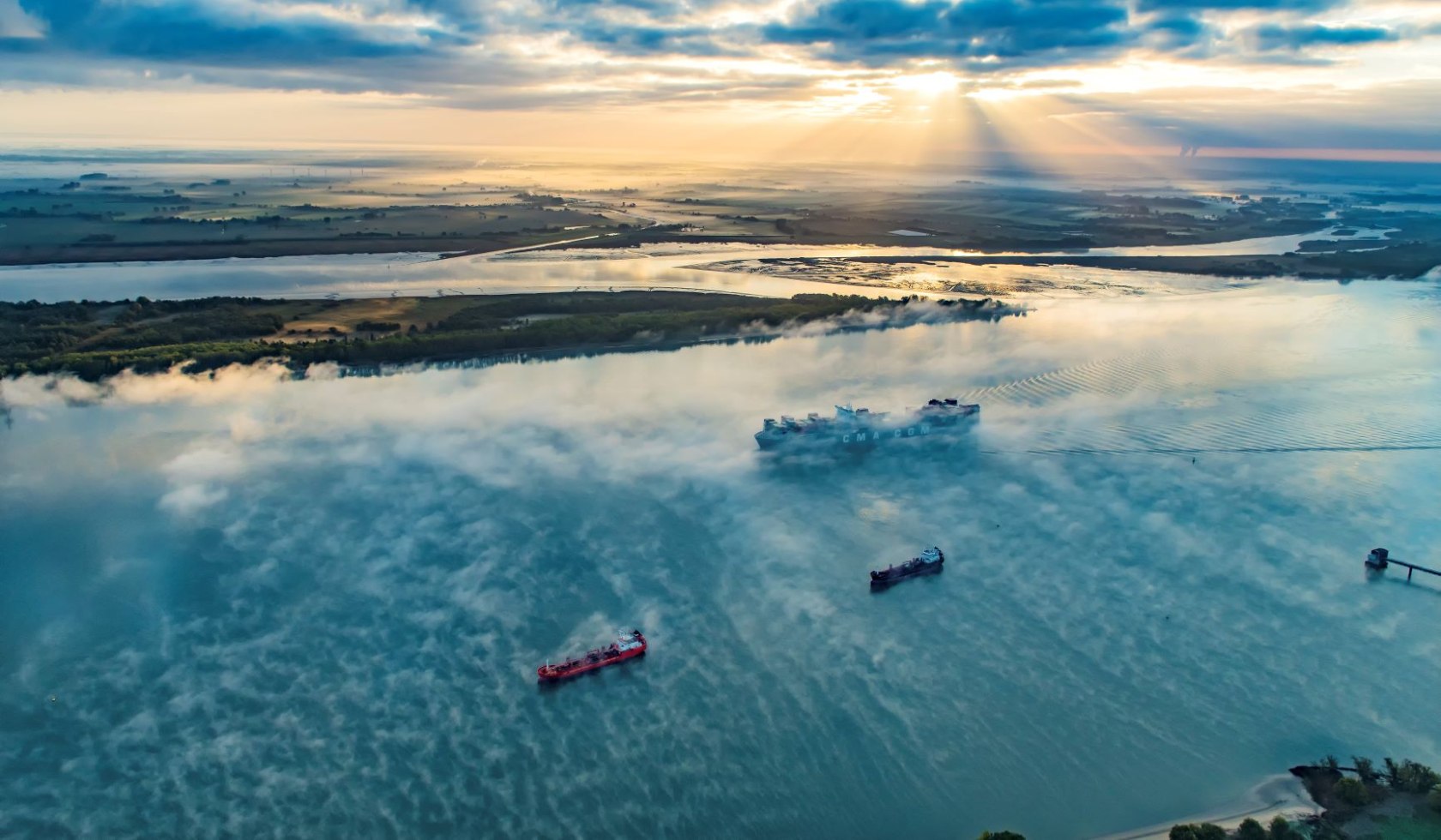 Containerschepen op de luchtfoto van de Elbe, © Martin Elsen