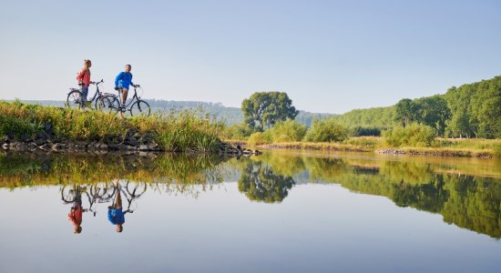Paar met fietsen neemt een pauze bij de Weser, © DZT/Jens Wegener
