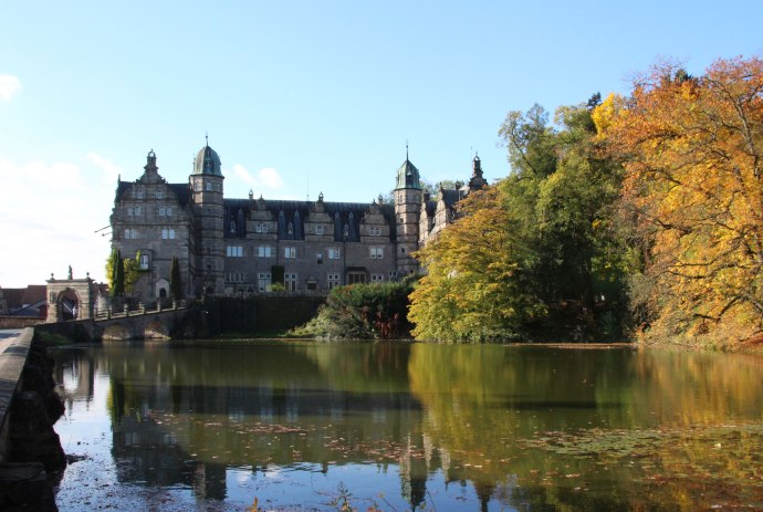 Kasteel Hämelschenburg met meer ervoor, © Burgdame.de/ Eva Adamek