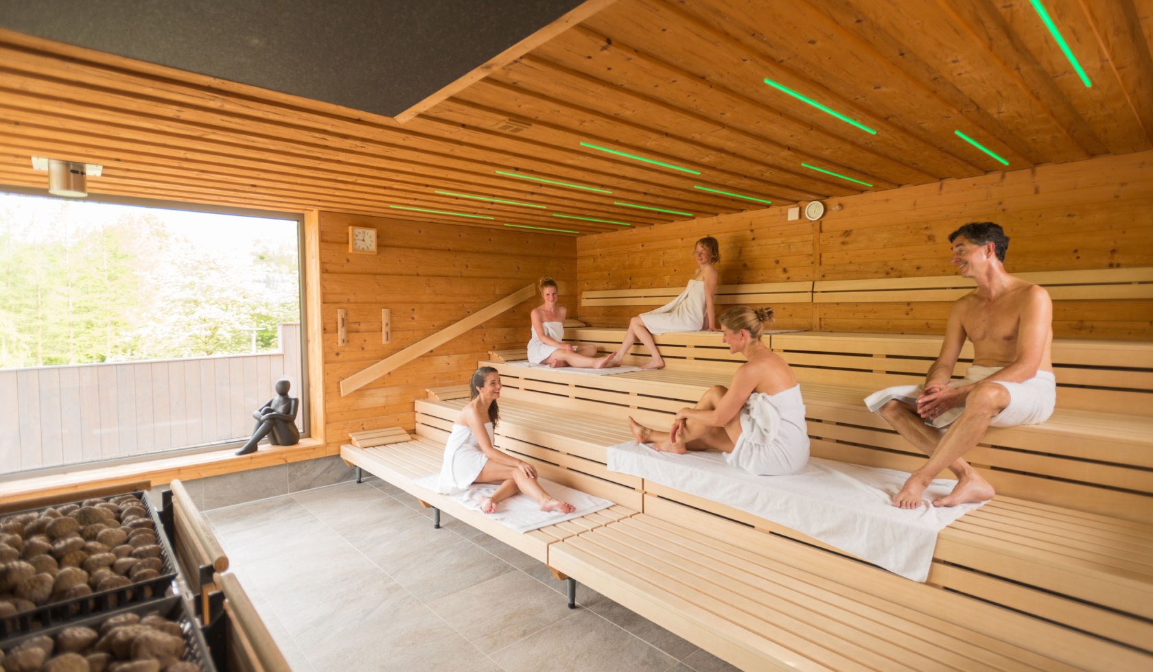 Fünf Gäste in der Sauna beim Unterhalten, © Lüneburger Heide GmbH / Dominik Ketz