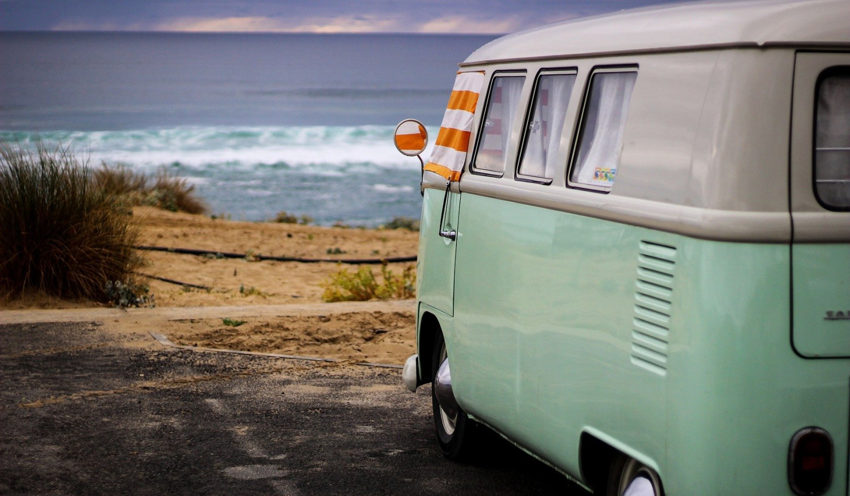 VW Bus staat aan de kust, © TMN/pixabay