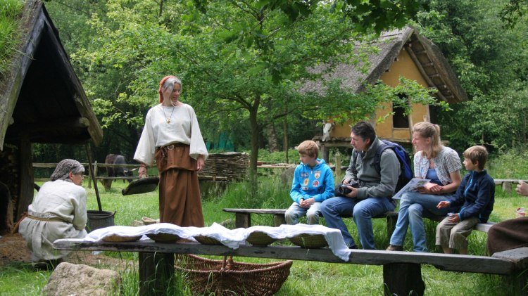 Bronzezeithof (Bronstijdboerderij) Uelsen, © Bronzezeithof Uelsen Bronzezeithof (Bronstijdboerderij) Uelsen, © Bronzezeithof Uelsen