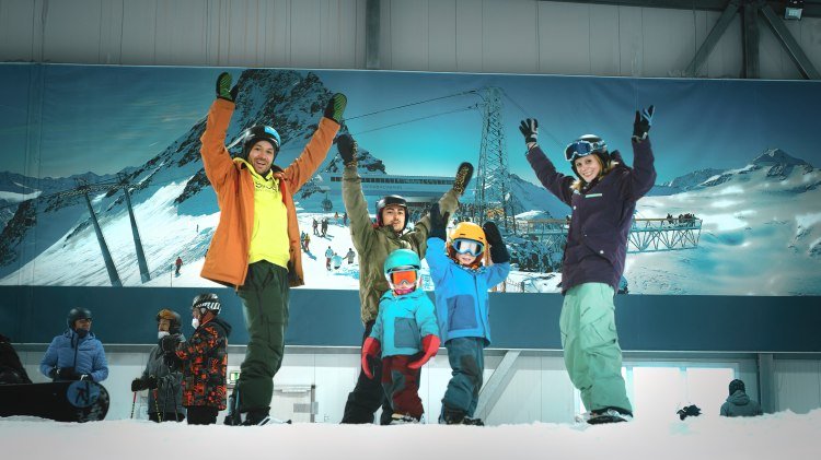 Volwassenen en kinderen in de Snow Dome Bispingen, © Berg & Tal Abenteuer Resort