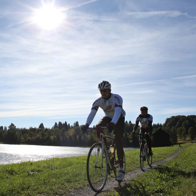 Racende fietser bij het meer in de Harz, © TMN / Lars Kaletta