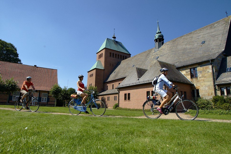 Fietsers op het kloosterterrein in Wietmarschen, © Grafschaft Bentheim Tourismus e.V./ Schubert Fietsers op het kloosterterrein in Wietmarschen, © Grafschaft Bentheim Tourismus e.V./ Schubert