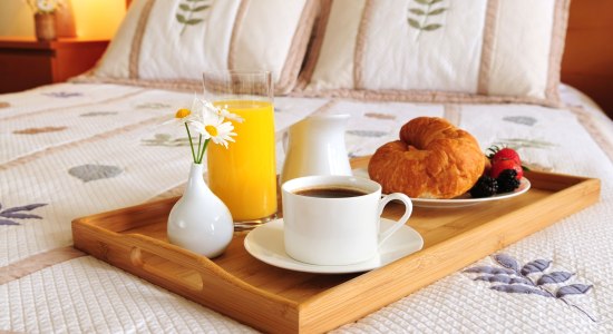 ontbijt in het hotel, © Fotolia - Elenathewise