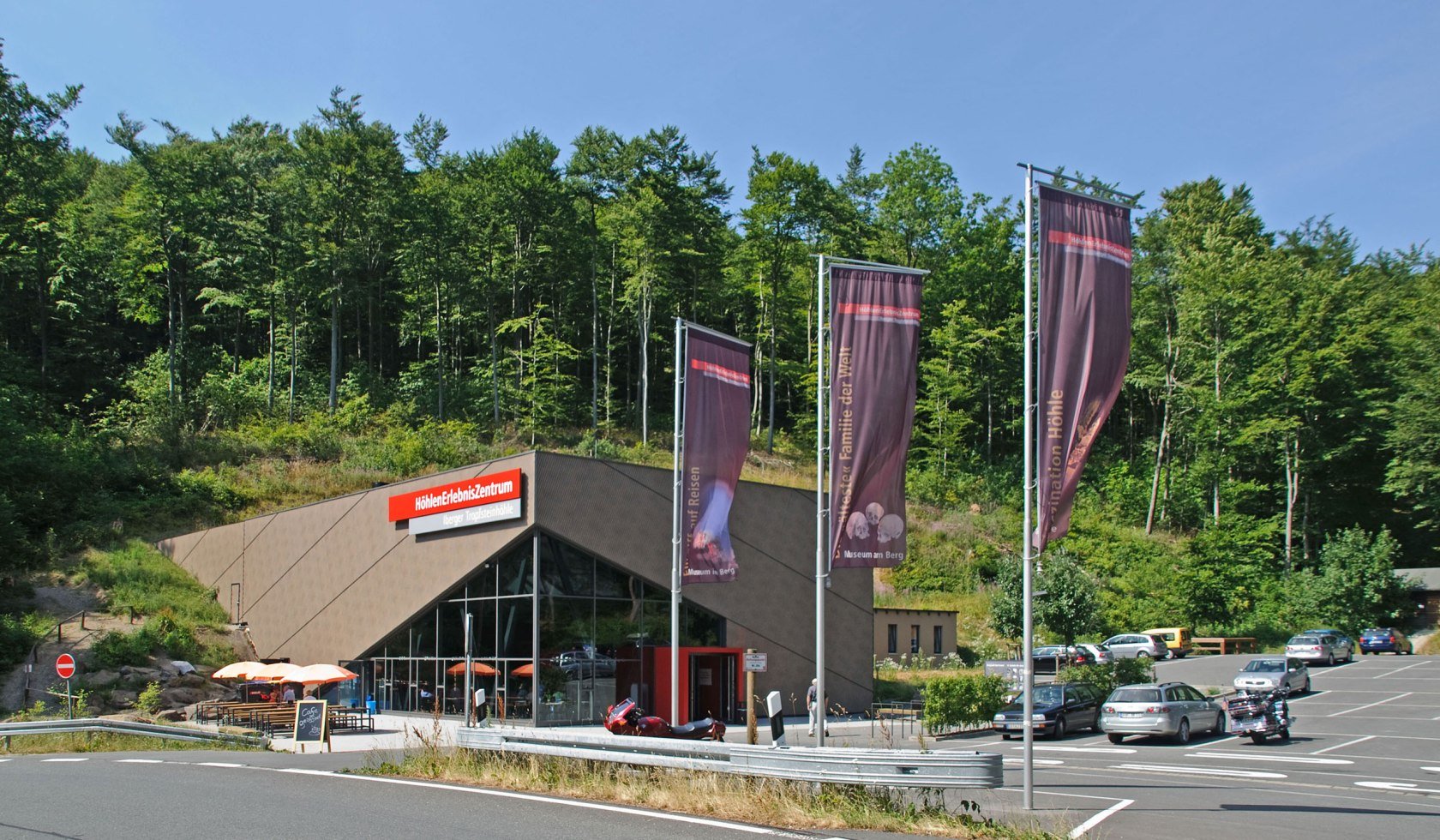 Buitenaanzicht portaal in de berg, © HEZ / Günther Jentsch
