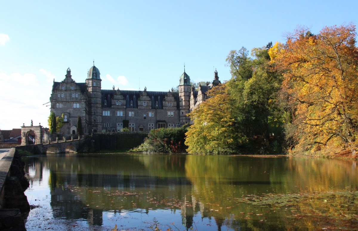 Kasteel Hämelschenburg met meer ervoor, © Burgdame.de/ Eva Adamek