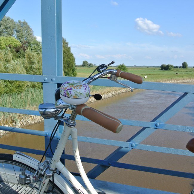 Uitzicht vanaf de Amdorf-brug op de voorgrond een fiets, © Ostfriesland Tourismus GmbH / www.ostfriesland.de