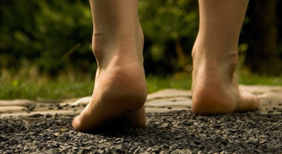 Persoonlijke wandelingen op blote voeten op een wandelpad, © Fotolia / electro-jot