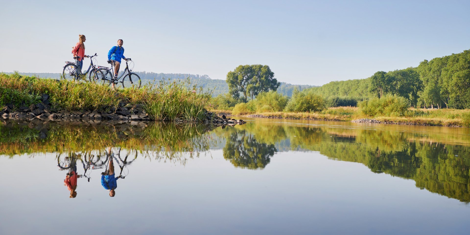 Paar met fietsen neemt een pauze bij de Weser, © DZT/Jens Wegener