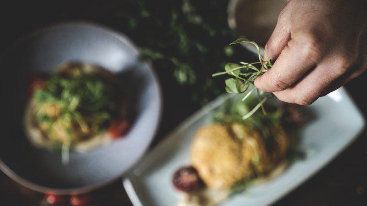 Eten opdienen, © AdobeStock_45063330