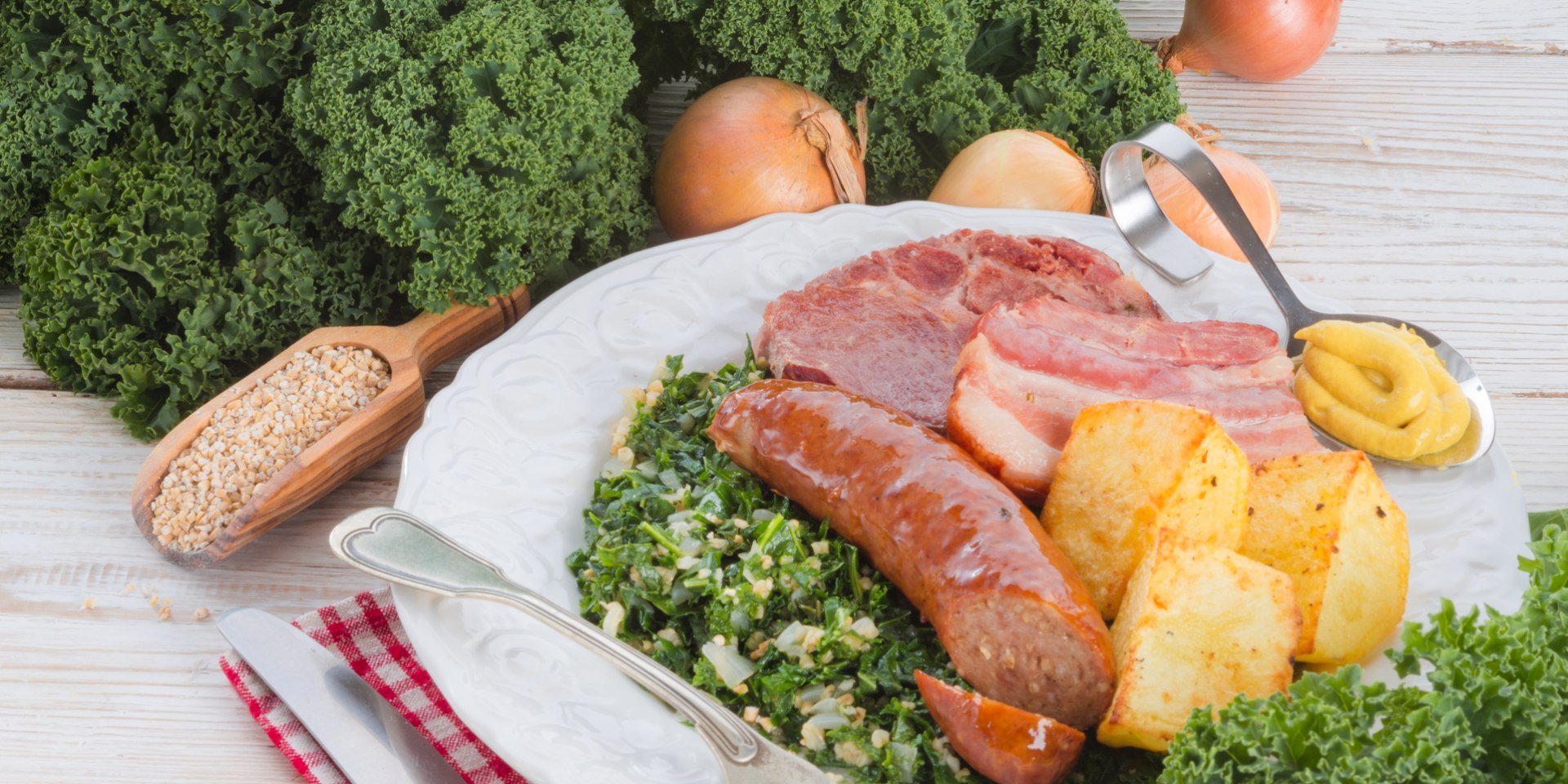 Het bord is gevuld met boerenkool, pinkel, aardappelen en gerookt varkensvlees., © Fotolia - Dzinnik Darius