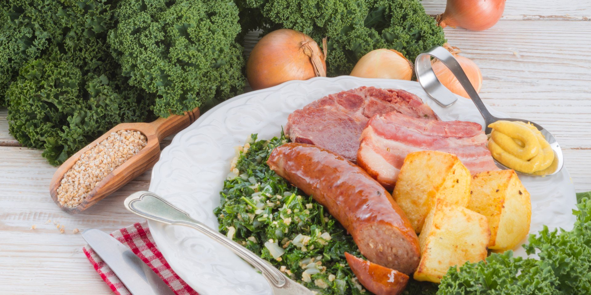 Het bord is gevuld met boerenkool, pinkel, aardappelen en gerookt varkensvlees., © Fotolia - Dzinnik Darius Het bord is gevuld met boerenkool, pinkel, aardappelen en gerookt varkensvlees., © Fotolia - Dzinnik Darius