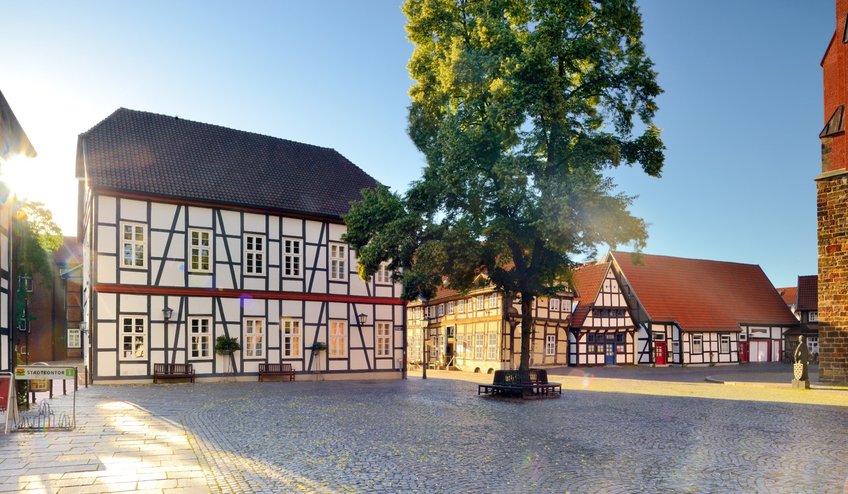 Marktplaats in Nienburg met vakwerkhuizen, © DZT/Carovillano