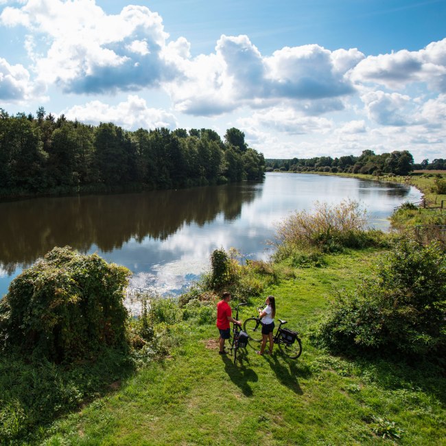 Twee fietsers op de oevers van de Ems, © Naturpark Hümmling / Holger Leue