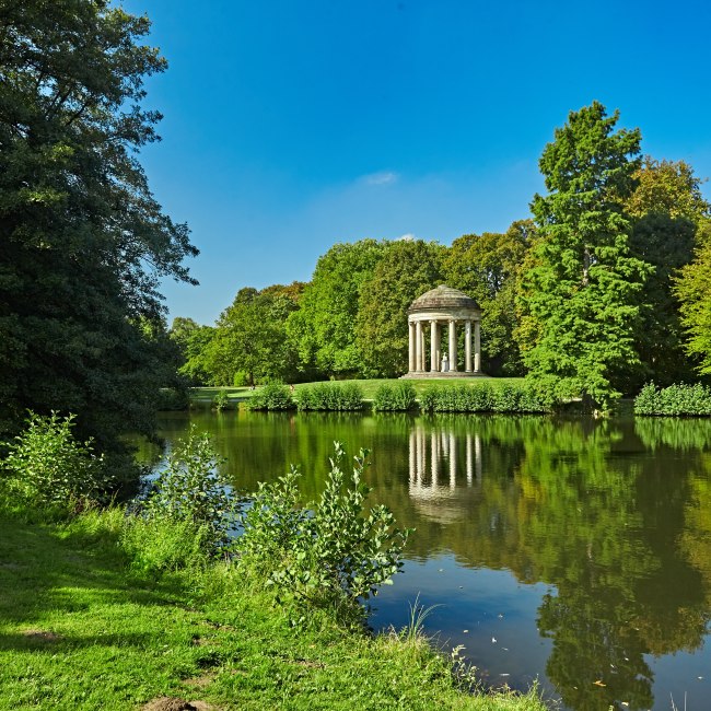 Gezicht op de Leibniz Tempel in de Georgengarten, © Christian Wyrwa