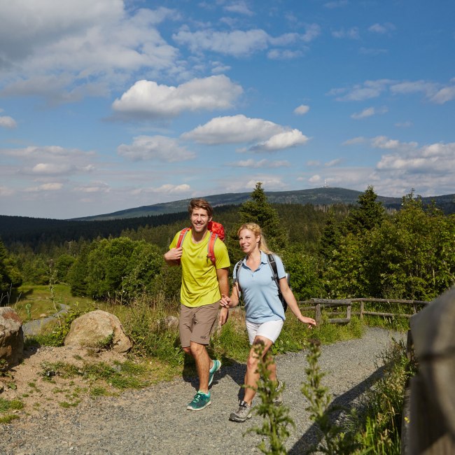 Wandelaars in Torfhaus in de Harz, © Harzer Tourismusverband/ M. Gloger