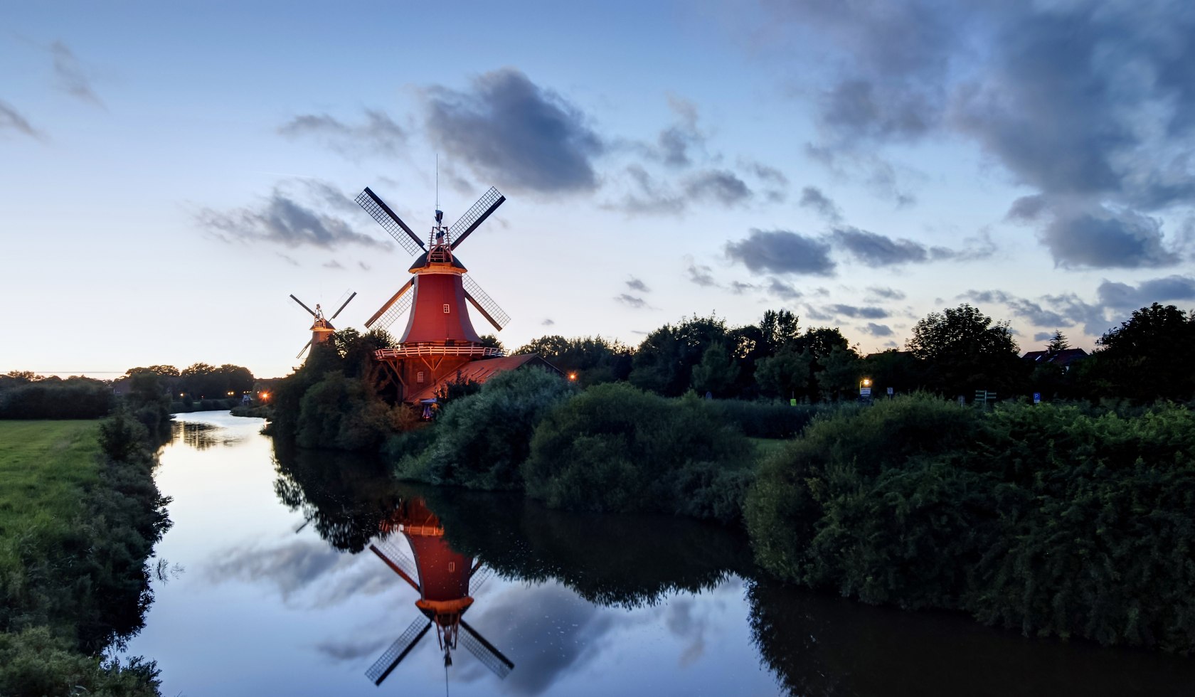 Windmolen op de rivier Oost-Friesland 