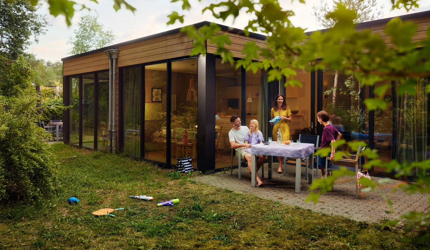 Familie in de tuin van een vakantiehuis, © Milan Vermeulen