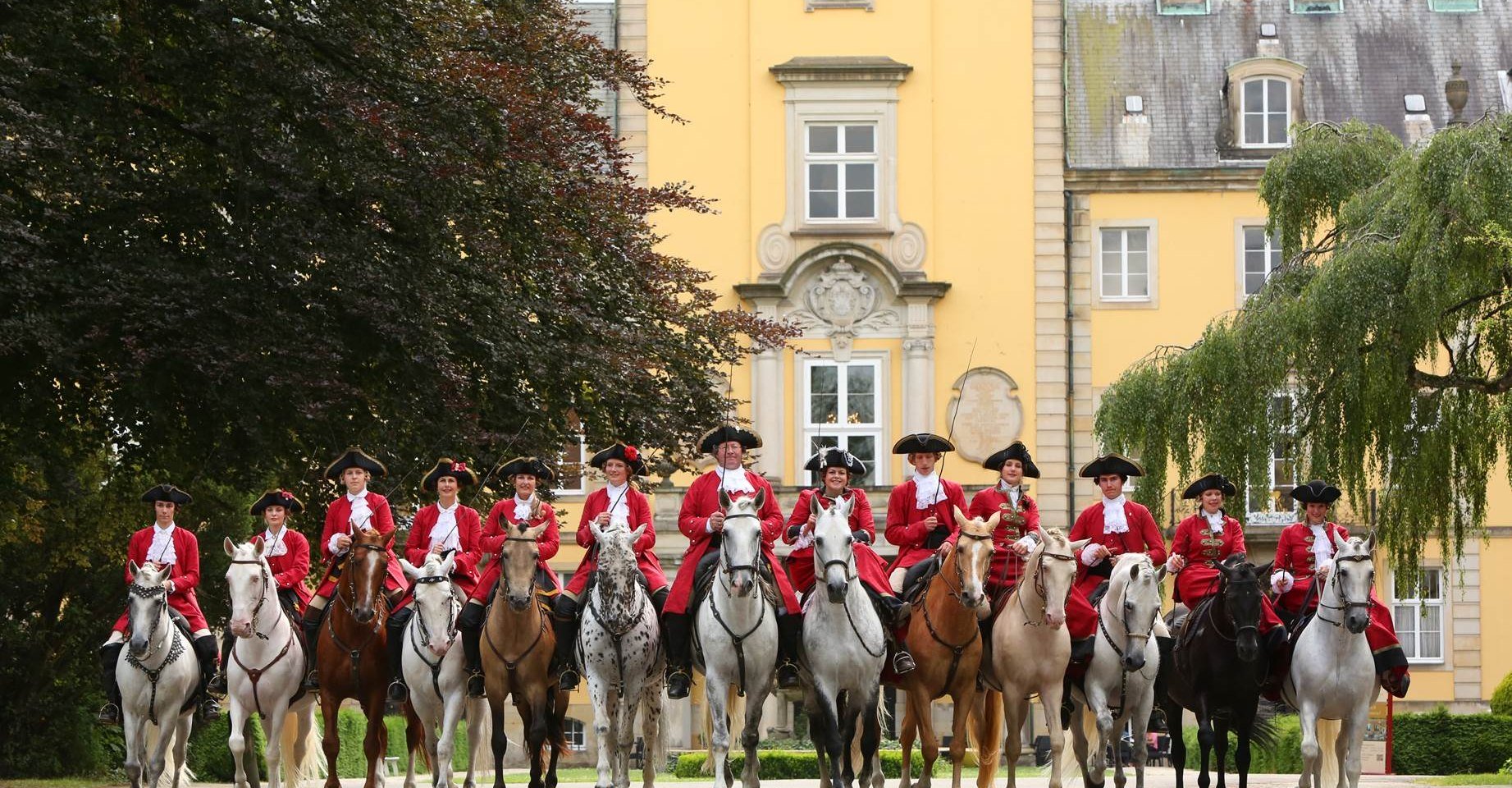 vor­ste­lij­ke hof­rij­school Büc­ke­burg, © Fürstliche Hofreitschule