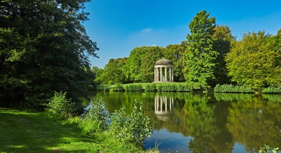 Gezicht op de Leibniz Tempel in de Georgengarten, © Christian Wyrwa