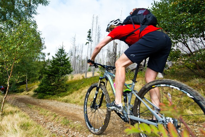 Mountainbiker rijdt op een onverharde weg, © TMN/Maruba b.V. Sports Publishers