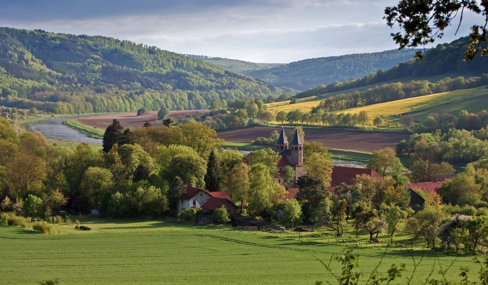 Kloster Bursfelde an der Weser, © Naturpark Münden/ Sibylle Susat