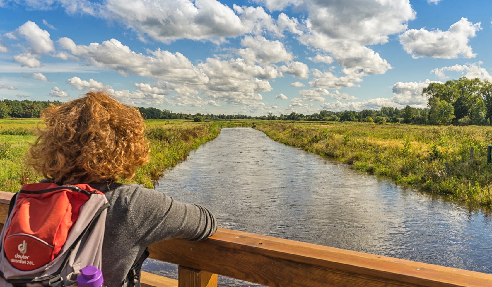 Wandelaar kijkt neer op een rivier, © Tourow / Karl-Georg Müller