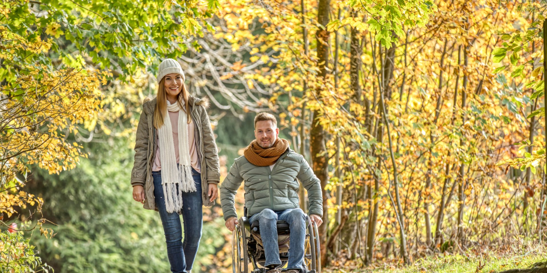 Wandelen met een paar in de herfst in de natuur bij Goslar, © TMN/Christian Bierwagen