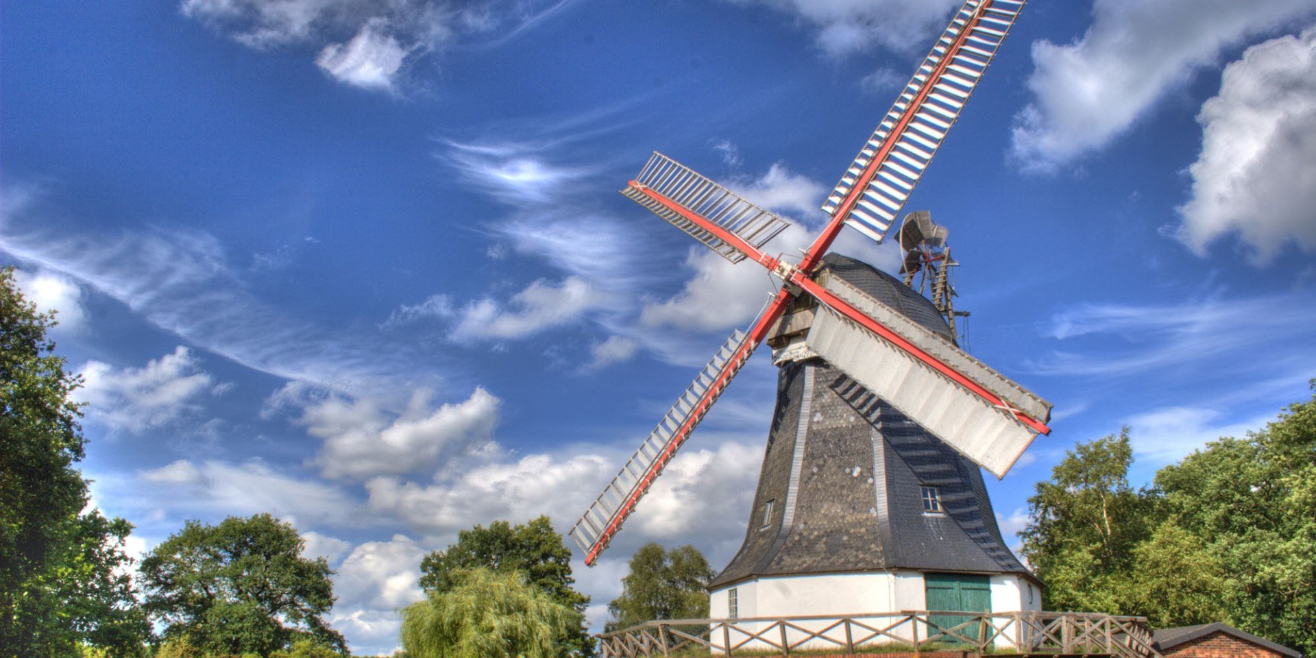 Een blik op de Worpswede molen met een blauwe lucht en een paar wolken, © Touristikagentur Teufelsmoor/ Karsten Schöpfer Een blik op de Worpswede molen met een blauwe lucht en een paar wolken, © Touristikagentur Teufelsmoor/ Karsten Schöpfer