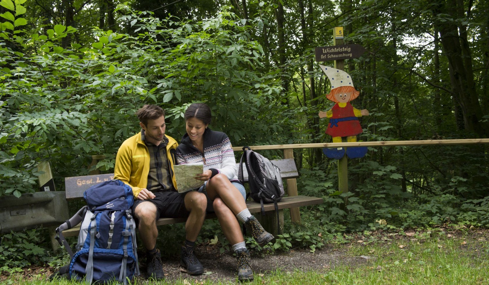 wandelaars op de &quot;Drei-Burgen-route&quot;, © Touristikzentrum Westliches Weserbergland/ Jens König