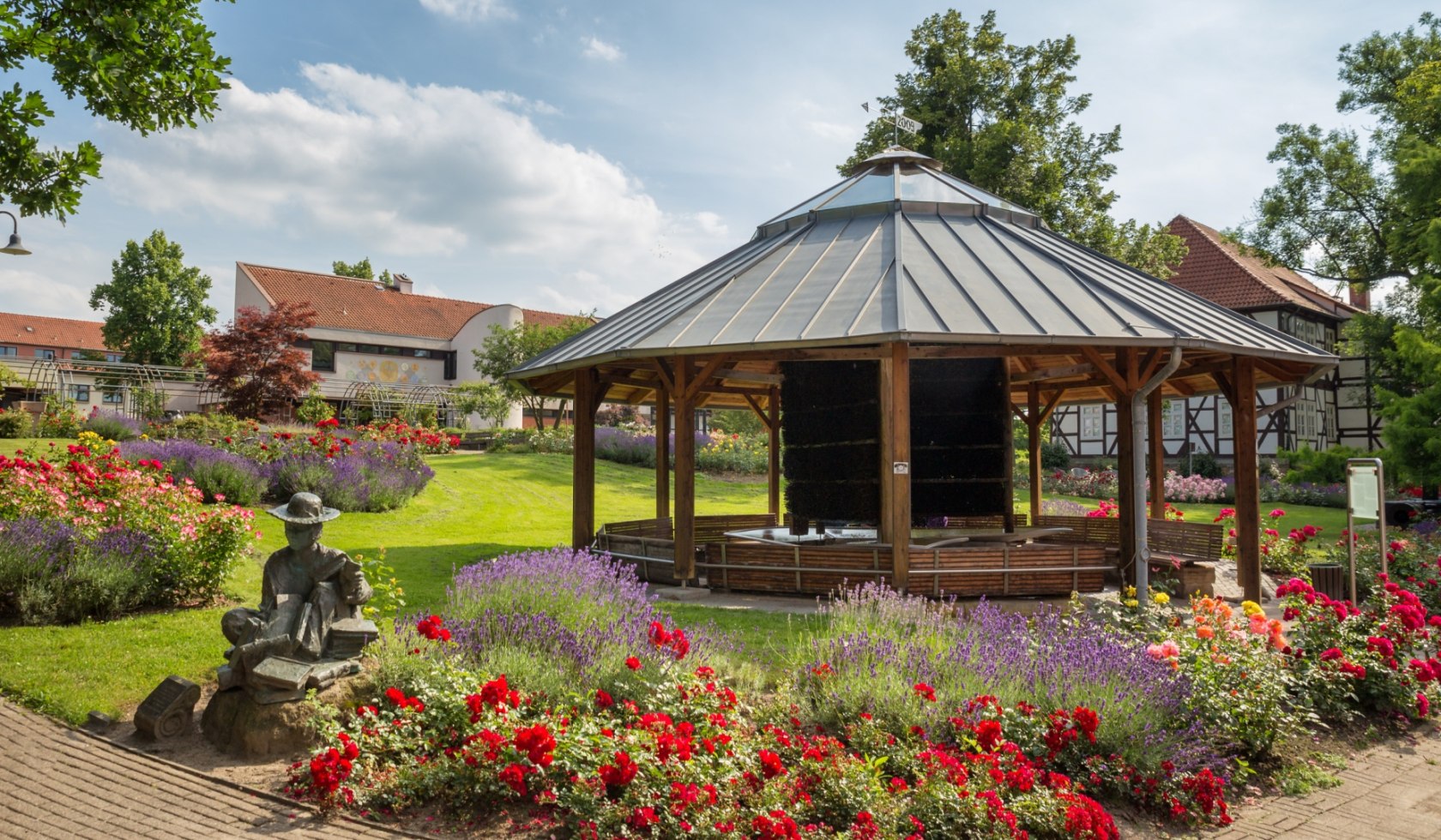 Afstudeerpaviljoen met sculptuur &quot;De Lezer&quot; in de rozentuin van Salzgitter-Bad, © Stadt Salzgitter / André Kugellis